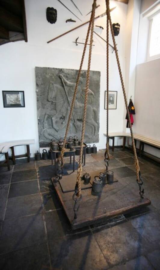 Это изображение имеет пустой атрибут alt; его имя файла - witch-weigh.jpg